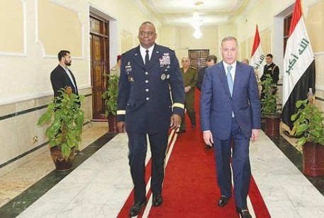 وزير الدفاع خالد العبيدي مع الجنرال لويد أوستن 