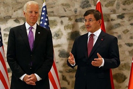 جو بايدن ورئيس الوزراء التركي أحمد داود أوغلو