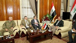 وزير الدفاع خالد العبيدي، مع السفير الامريكي
